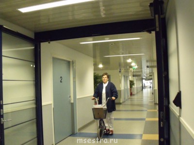 Так передвигаются медицинские сестры в одном из госпиталей Финляндии