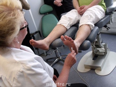 Сестра-подиатр на приеме, проводит ряд тестов